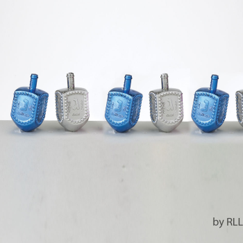 Image de DECOR - PLASTIC DREIDEL - BLUE AND SILVER