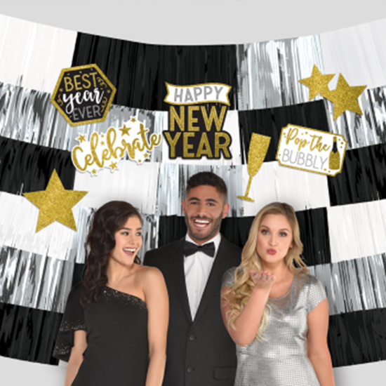 Image sur DECOR - NEW YEAR FRINGE BACKDROP WITH CUTOUTS
